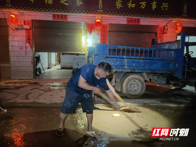 洪災無情 代表有愛——資興市人大代表黎忠任的竹木制品心意